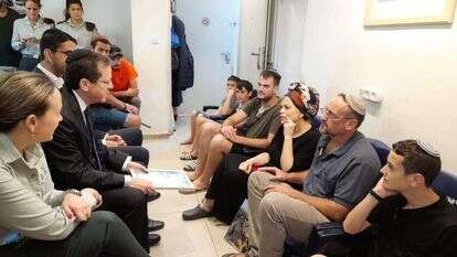 הנשיא בניחום אבלים במשפחתו של לוחם אגוז דוד יהודה ז"ל. | דוברות בית אל