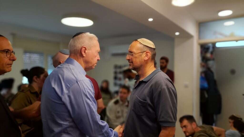 שר הביטחון יואב גלנט בניחום אבלים במשפחתו של לוחם אגוז דוד יהודה ז"ל. | דוברות בית אל