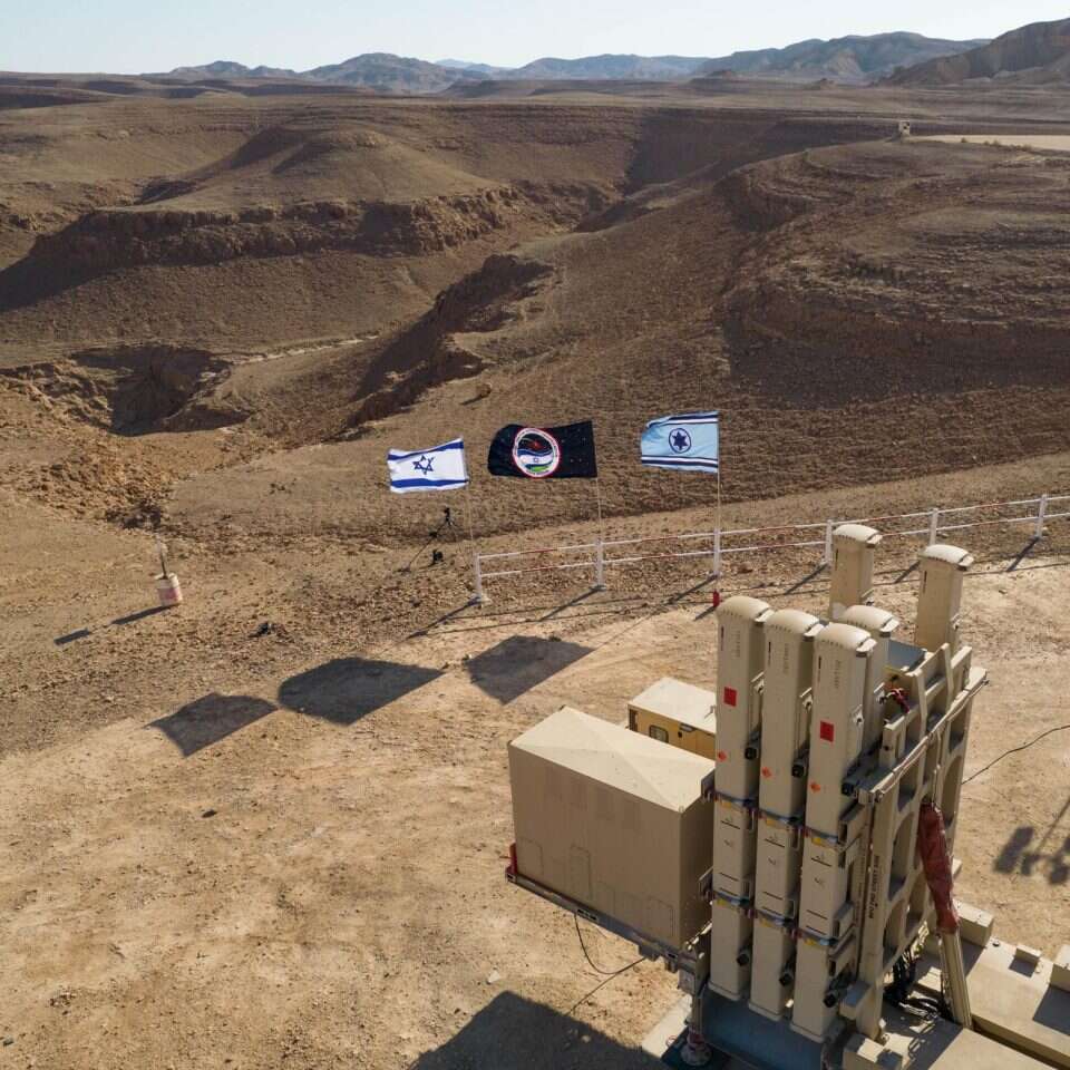 מערכת ההגנה האווירית "חץ" | אגף דוברות וקשרי ציבור במשרד הביטחון מערכת ההגנה האווירית "חץ" | אגף דוברות וקשרי ציבור במשרד הביטחון
