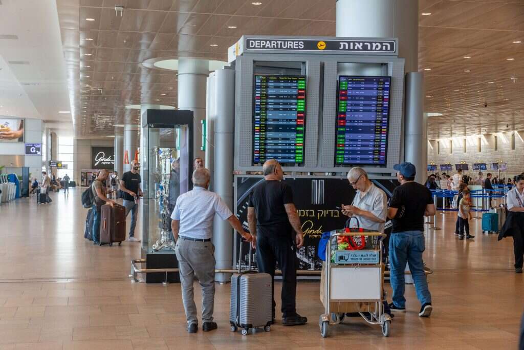 נתב"ג. | יוסי אלוני