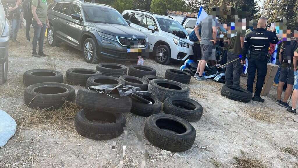 מצבור צמיגים שנתפס בסמוך למכבים. | דוברות המשטרה