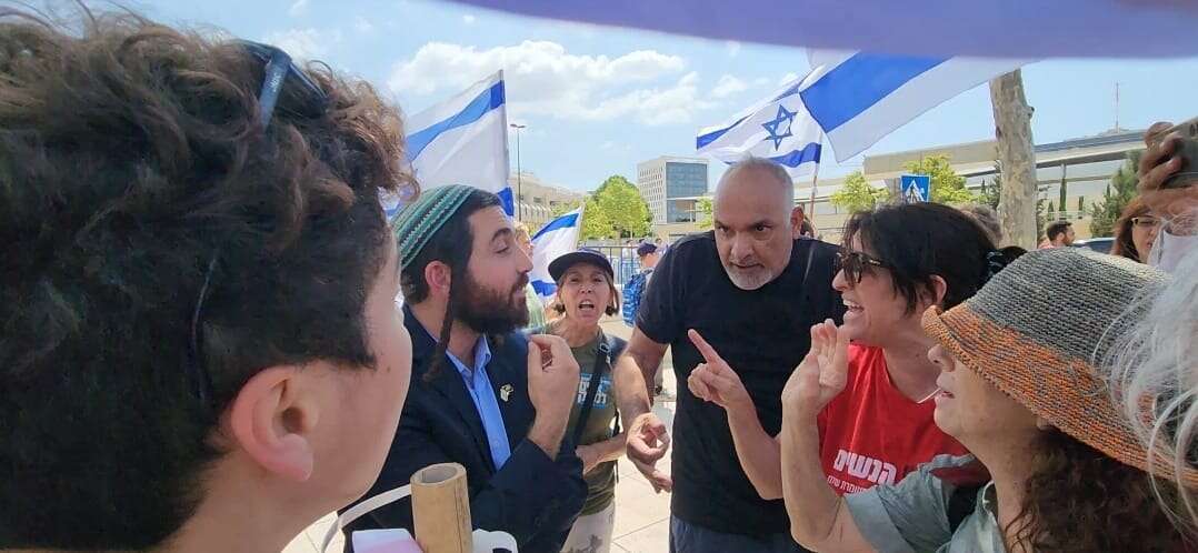 ח"כ סוכות משוחח עם המפגינים.