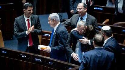 חברי הקואליציה חוגגים את העברת חוק צמצום עילת הסבירות. | יונתן זינדל פלאש 90