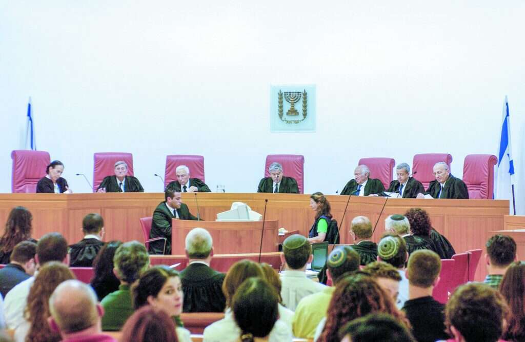 קטבים הפוכים. טירקל (משמאל) ואהרן ברק (שלישי משמאל) בבית המשפט העליון. | עמוס בן־גרשום, לע"מ