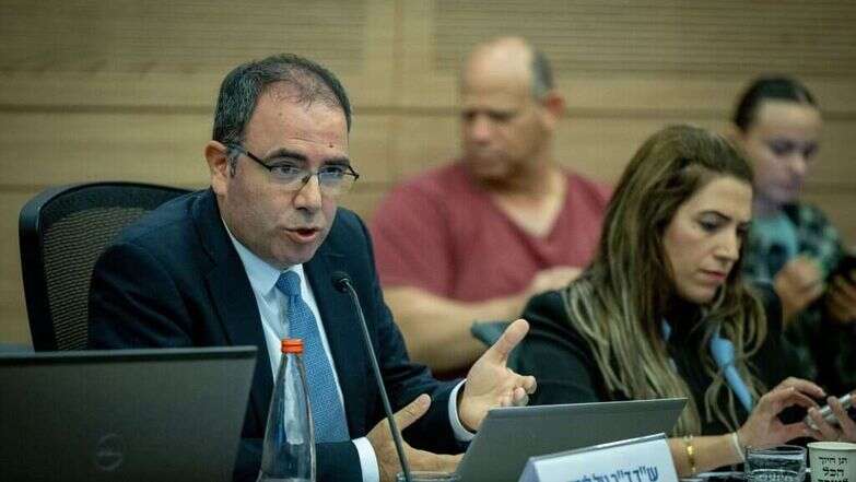 עו"ד גיל לימון בדיון בוועדת החוקה | יונתן זינדל, פלאש 90 עו"ד גיל לימון בדיון בוועדת החוקה | יונתן זינדל, פלאש 90