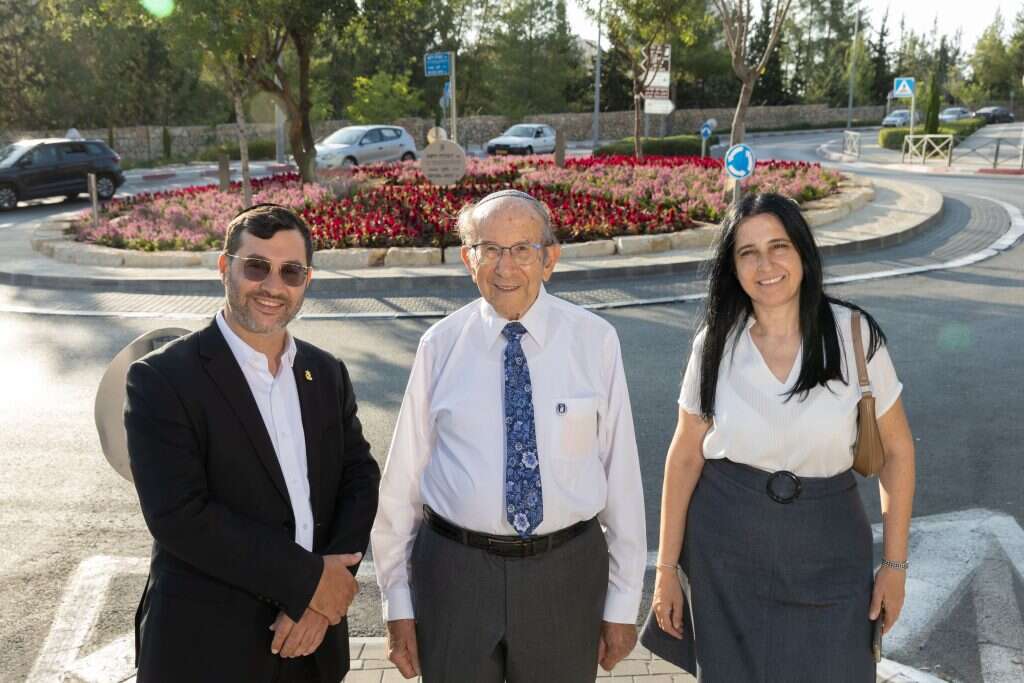 סגירת מעגל. אורית בן־צבי, שלמה גולדהור ויהונתן יוסף בכיכר דוסט ליד גן החיות התנ"כי | באדיבות מכון ז'בוטינסקי בישראל.