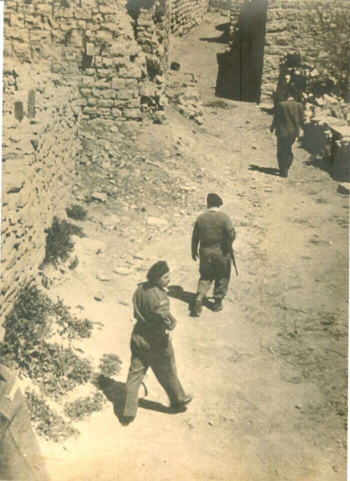 נפצעה בידה כשחבשה פצועים. חיילים בדיר־יאסין. | באדיבות מכון ז'בוטינסקי בישראל