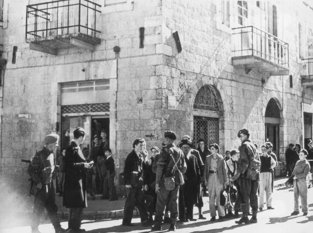 "צריך להבין מי הגיעו לכאן, הזבל של אנגליה. כל מיני אנשים עם בעיות משמעת". חיילים בריטים בירושלים, 1947. | גטי אימג'ס