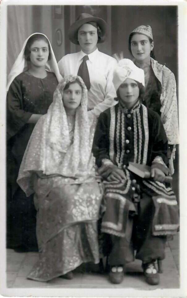 צברה שעות סיכון רבות. דבורה (עומדת במרכז) עם בנות משפחה בחג פורים. | באדיבות המשפחה