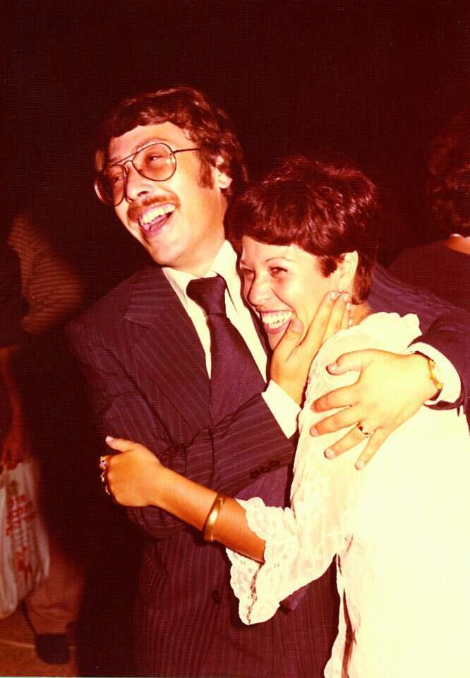 "הדביקה אותי בזיכרון השואה ואני הדבקתי אותה בארצישראליות". נאוה ונעם בליל חתונתם, 1975. | באדיבות המצולם, מתוך ארכיון המשפחה