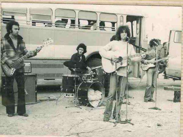 פחדתי שנאחר, ביקשתי ממאיר שימהר, וכך נולד הלהיט 'סע לאט'". חבורת לול. | אלישע, מתוך ויקיפדיה