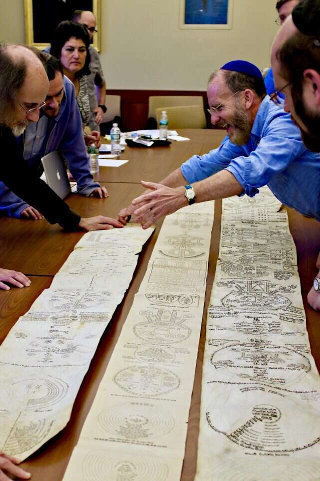 פרופ' חיות עם המגילות באוניברסיטת מדינת פנסילבניה, 2019. | דוד בלומנשטיין