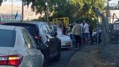 תושבים מקרית שמונה חוסמים את הכניסה לקיבוץ עמיר. | מסך מתוך סרטון תושבים מקרית שמונה חוסמים את הכניסה לקיבוץ עמיר. | מסך מתוך סרטון