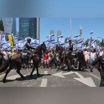 פרשים מפנים מפגינים בדרך השלום, השבוע. | AFP