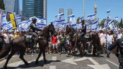 פרשים מפנים מפגינים בדרך השלום, השבוע. | AFP