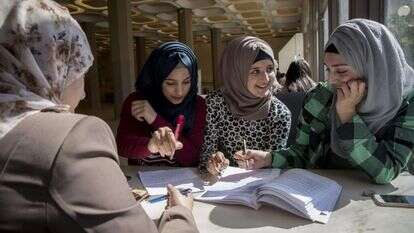 סטודנטיות בקמפוס הר הצופים של האוניברסיטה העברית. | נתי שוחט, פלאש 90