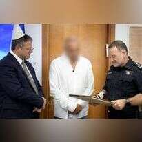 מפכ"ל המשטרה קובי שבתאי והשר לביטחון לאומי איתמר בן גביר עם האזרח שחיסל את המחבל בפיגוע בתל אביב