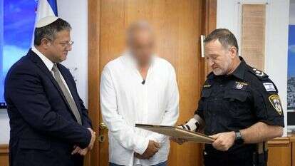 מפכ"ל המשטרה קובי שבתאי והשר לביטחון לאומי איתמר בן גביר עם האזרח שחיסל את המחבל בפיגוע בתל אביב