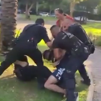 שוטרים עוצרים באלימות קטין. | מסך מתוך סרטון באדיבות עו"ד זהבה גור