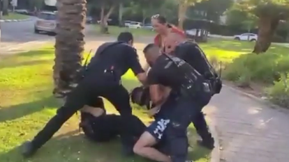 שוטרים עוצרים באלימות קטין. | מסך מתוך סרטון באדיבות עו"ד זהבה גור