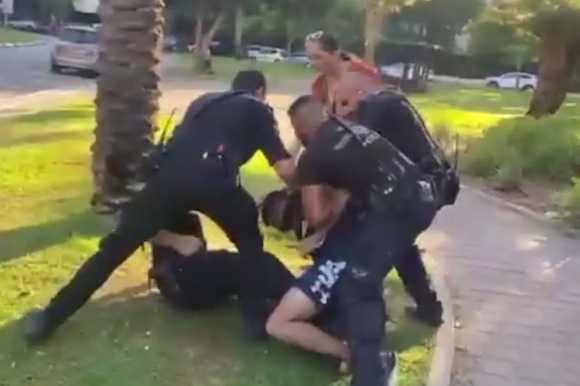 שוטרים עוצרים באלימות קטין. | מסך מתוך סרטון באדיבות עו"ד זהבה גור