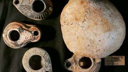 שרידים ארכיאולוגים שנמצאו במערת התאומים. | דוברות רשות העתיקות