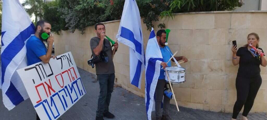 פעילי אם תרצו חוסמים את ביתו של אחד ממנהיגי "אחים לנשק". | אם תרצו