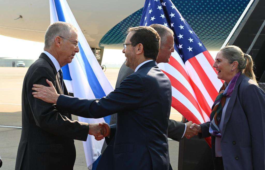 הנשיא הרצוג עם נחיתתו בוושינגטון. | חיים צח/לע״מ