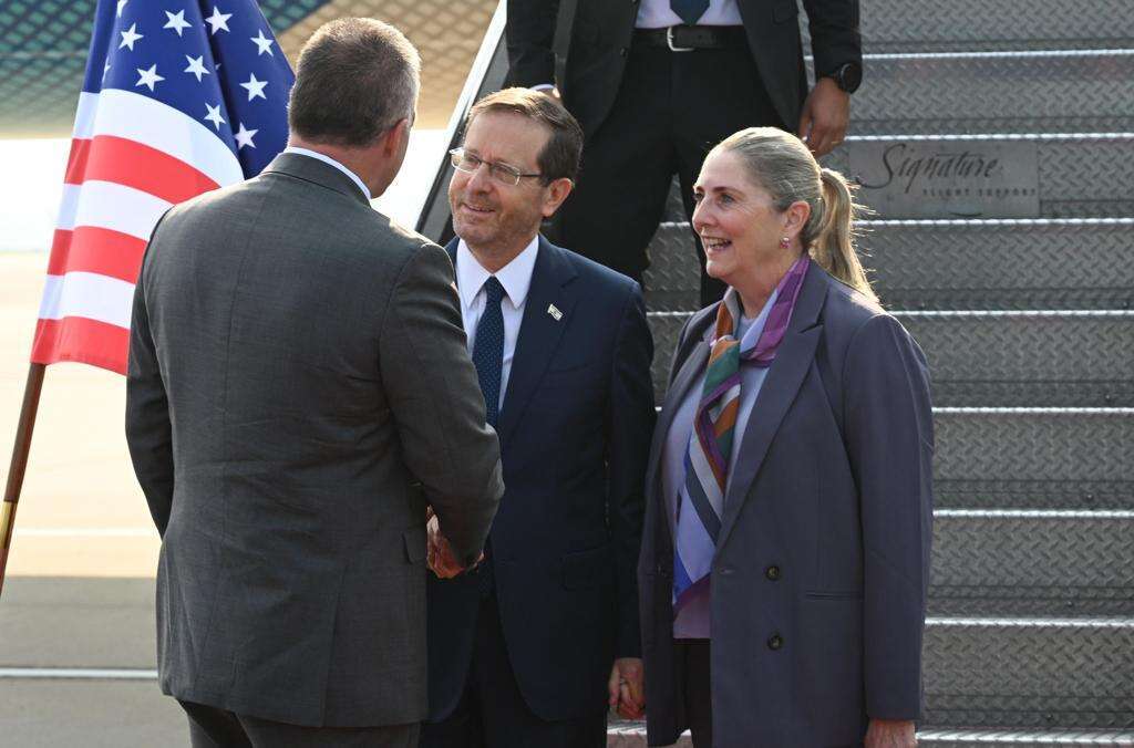 הנשיא הרצוג עם נחיתתו בוושינגטון. | חיים צח/לע״מ