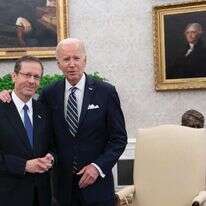 הרצוג וביידן במהלך פגישתם בבית הלבן. | Chris Kleponis הרצוג וביידן במהלך פגישתם בבית הלבן. | Chris Kleponis