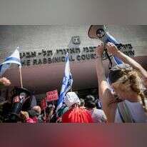 מפגינים מחוץ לבניין בית הדין הרבני בתל אביב. | מרים אלסטר, פלאש 90