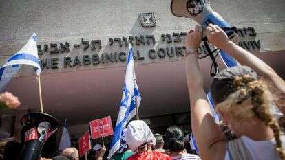 מפגינים מחוץ לבניין בית הדין הרבני בתל אביב. | מרים אלסטר, פלאש 90