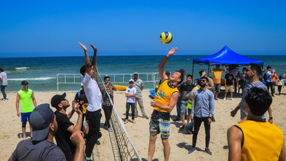 שליח האיחוד על חוף הים בעזה. | מסך מטוויטר שליח האיחוד על חוף הים בעזה. | מסך מטוויטר