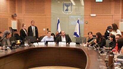 מצביעים על ההסתייגויות בוועדת חוקה. | דני שם טוב, דוברות הכנסת