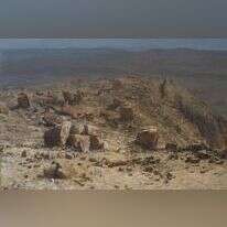 אותו יסוד ששמר על על העם בגלותו, הוא הדבר שעלול להחזיר אותנו כיום לחורבן. אורי בלייר, "סלעים במכתש", שמן על קנווס, 2021