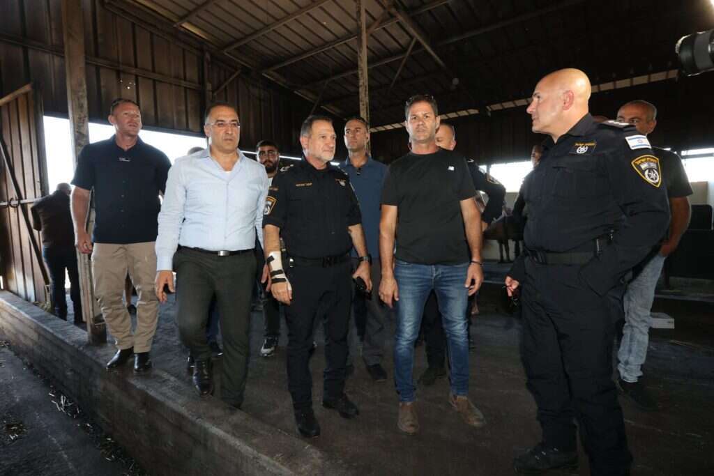 המפכ"ל שבתאי בזירת האירוע בכפר שמאי, השבוע. | דרור ארצי