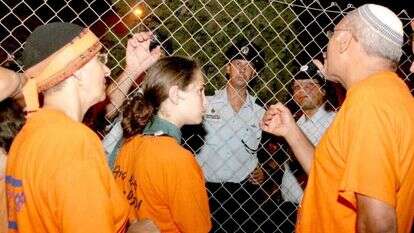 כוחות הביטחון מכתרים את כפר־מימון, 2005. | פלאש 90