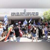 בוז ויהירות שמעידים על בורות. הפגנה מול בית הדין הרבני בתל־אביב, השבוע. | קוקו