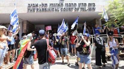 בוז ויהירות שמעידים על בורות. הפגנה מול בית הדין הרבני בתל־אביב, השבוע. | קוקו