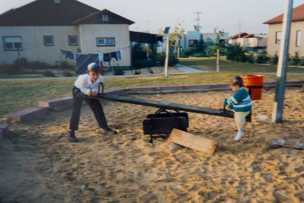 ניעור החול שנאסף על המיטה וצפייה במטוסים הנוחתים ברפיח. רייש בילדותו בגוש קטיף. | מתוך ארכיון המשפחה ניעור החול שנאסף על המיטה וצפייה במטוסים הנוחתים ברפיח. רייש בילדותו בגוש קטיף. | מתוך ארכיון המשפחה