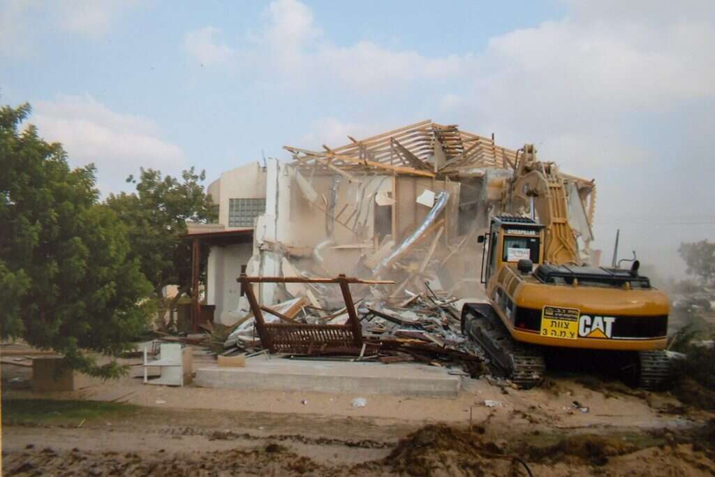 בדרך צריך לפנות משדרות נווה־דקלים אל רחוב כיסופים. הריסת בית משפחת רייש בעצמונה לפני 18 שנה. | יוסי עמר בדרך צריך לפנות משדרות נווה־דקלים אל רחוב כיסופים. הריסת בית משפחת רייש בעצמונה לפני 18 שנה. | יוסי עמר