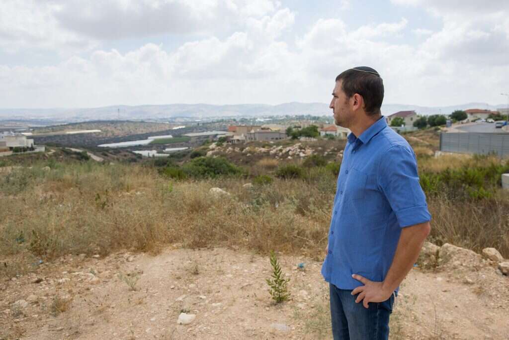 "במשך שנים עמעמתי את הזיכרונות, ופתאום הם התחילו לעלות". רייש במזרח לכיש. | לירון מולדובן "במשך שנים עמעמתי את הזיכרונות, ופתאום הם התחילו לעלות". רייש במזרח לכיש. | לירון מולדובן