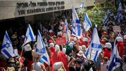 המחאה מחוץ לבית הדין הרבני בתל־אביב, ביום שלישי. | מרים אלסטר, פלאש 90