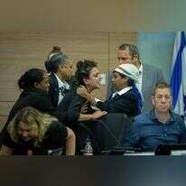 יועצת פרלמנטרית מתפרצת במהלך ההצבעות בוועדת החוקה, אמש. | יונתן זינדל, פלאש 90