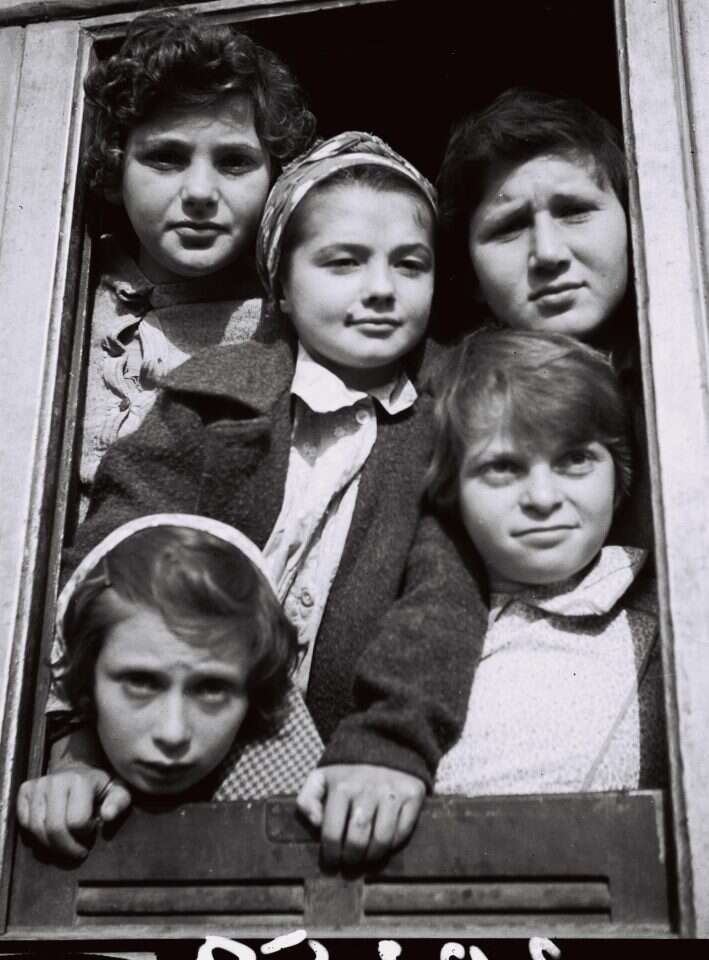 "הם הכניסו את הילדים מיד לשגרת לימודים ועבודה בהתעלמות מהעבר". במרכז: הדודה רבקה־רגינה. | קלוגר זולטן, לע"מ