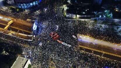 רבבות בהפגנת התמיכה ברפורמה המשפטית בתל אביב, הערב. | איתן שויבר/TPS