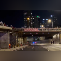 מפגינים מתנגדי הרפורמה בתל אביב משליכים חפצים על נתיבי איילון. | מסך מתוך סרטון דוברות המשטרה