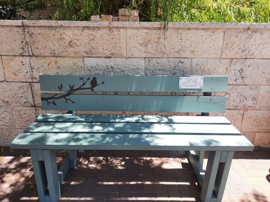 ספסל שנבנה לזכרו של עופר פיירמן הי"ד שנרצח בפיגוע בעלי. | טנא תקשורת
