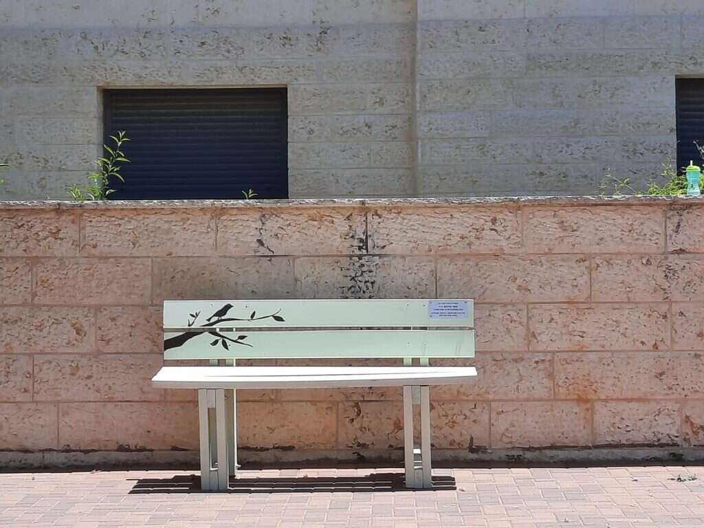 ספסל שנבנה לזכרו של עופר פיירמן הי"ד שנרצח בפיגוע בעלי. | טנא תקשורת