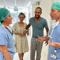 אלרעי ותמר קאפח יחד עם הצוות הרפואי במרכז הרפואי שערי צדק. | דוברות שערי צדק